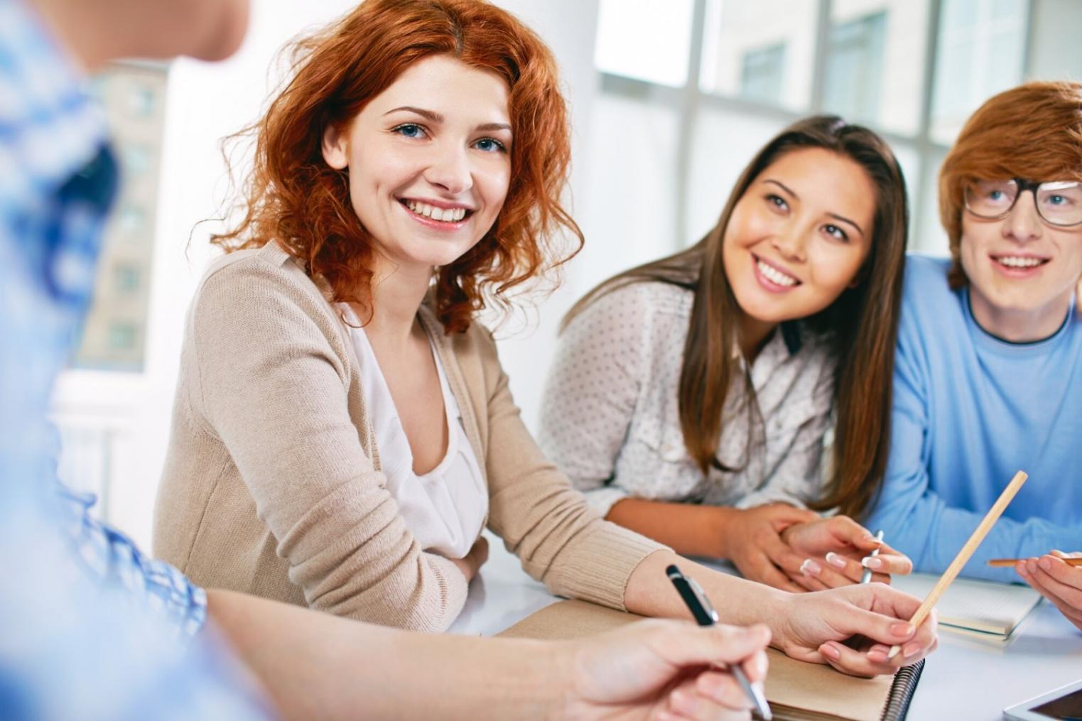 Digitale Lernmaterialien auf verschiedenen Geräten dargestellt