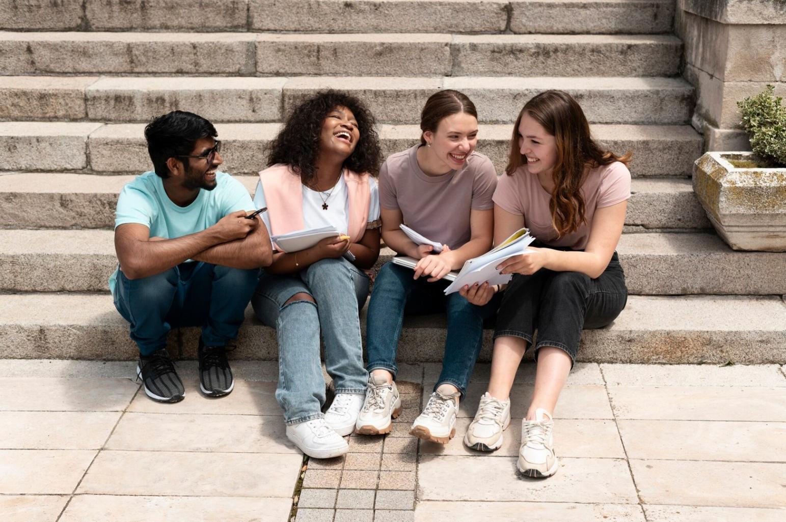 Gruppe von Lernenden bei einer kollaborativen Finanzplanungssitzung